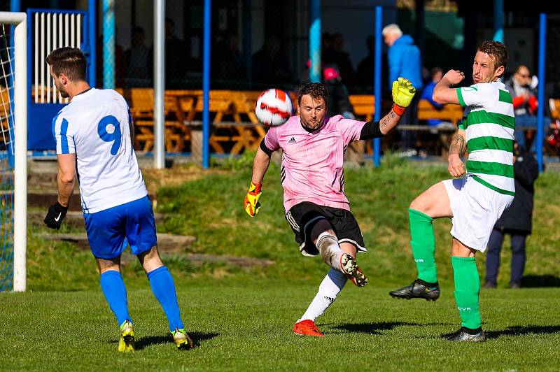 Fotbalisté plzeňské Košutky (na archivním snímku hráči v modrobílých dresech) jsou novým lídrem krajské I. A třídy.