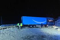 Dálnici D5 ve směru na Prahu uzavřela v sobotu večer nehoda kamionu a osobního auta.