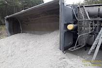 Převržený náklaďák s pískem zablokoval silnici mezi Nekmířem a Tlučnou
