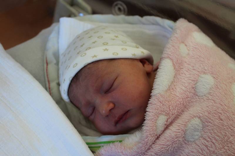 Ema Brůhová z Týnce se narodila rodičům Šárce a Martinovi v klatovské porodnici 20. dubna v 0:55 hodin. Pohlaví svého prvorozeného miminka s mírami 2890 g a 48 cm věděli rodiče dopředu.
