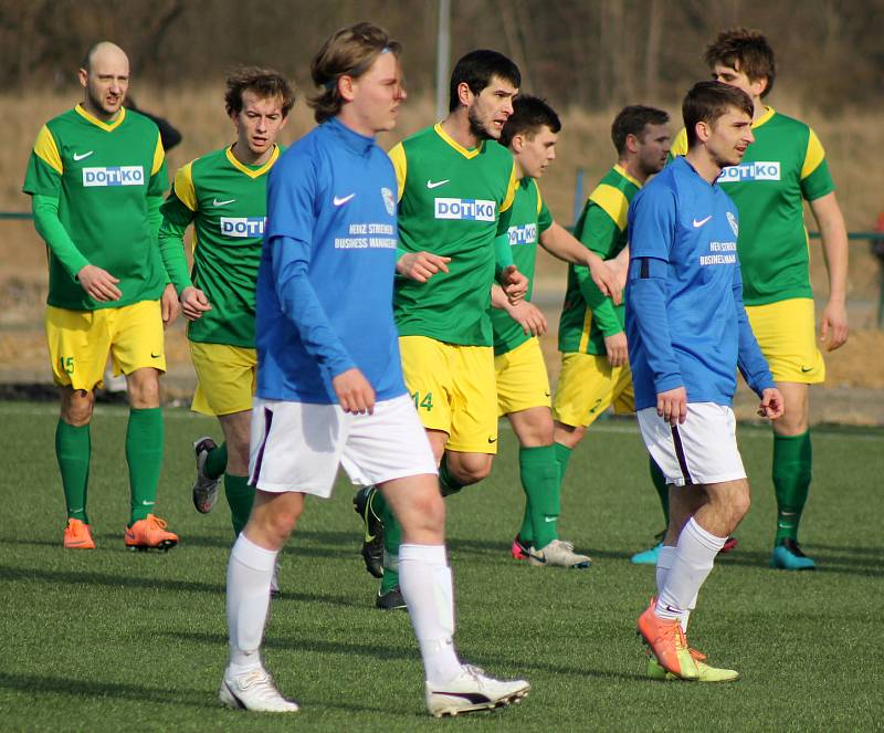 Fotbalisté plzeňského Rapidu (na archivním snímku hráči v modrých dresech) porazili Chotíkov. Naopak Tlumačov (zelení) doma utrpěl debakl, Zruči podlehl 1:5.