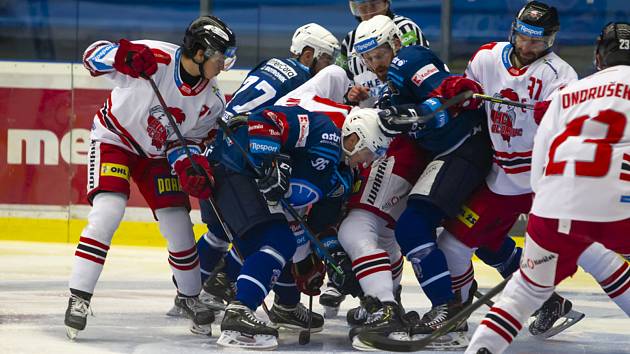 Nesmlouvavý boj o každou píď ledu, jako na snímku ze vzájemného souboje Plzně s Olomoucí v závěru základní části, se dá očekávat také v nadcházejícím předkole play-off.
