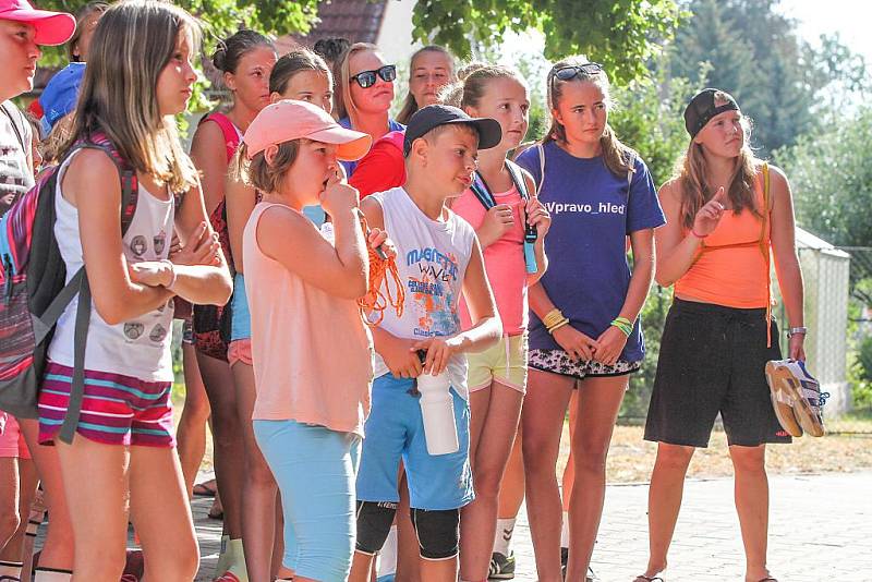 Po snídani se děti dozvěděly program dne. Dopoledne se trénovalo, odpoledne trávili sportovci většinou na koupališti