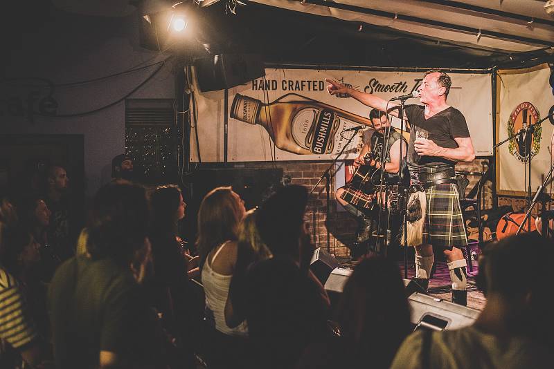 Kanadská skupina čerpající z punku a skotských tradičních písní se po třech měsících vrátila do Plzně.