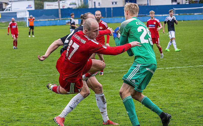 8. kolo FORTUNA divize A: SK Klatovy 1898 (na snímku fotbalisté v červených dresech) - SK Petřín Plzeň 0:1 (0:0).