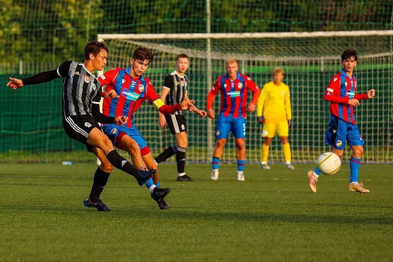 9. kolo ČLD U19: FC Viktoria Plzeň U19 B (na snímku fotbalisté v červenomodrých dresech) - SK Dynamo České Budějovice U19 B 3:0 (1:0).