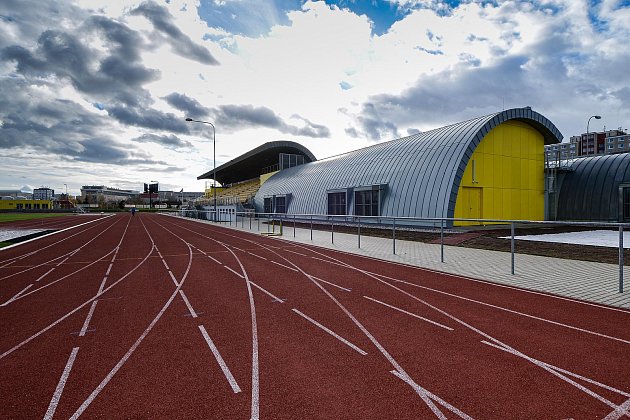 NA ATLETICKÉM STADIONU ve Skvrňanech postavila Plzeň novou rozcvičovnu. Nahradila původní, která již neodpovídala potřebám většího počtu tréninků atletického klubu. Výstavba nové haly trvala deset měsíců. Investice činí 23,5 milionu korun včetně DPH.