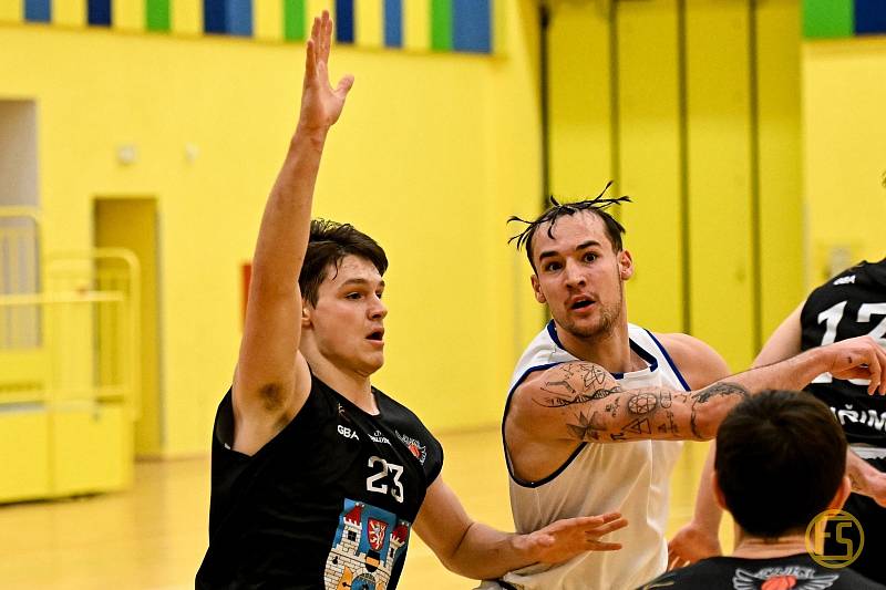 Basketbalisté Plzně v zápase s Pelhřimovem, který porazili 89:72.