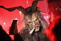 Desítky krampusů na jednom místě. Rakouští čerti prošli amfiteátrem v Plzni