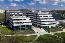 A/ Novostavby budov: Hlavní budova Lékařské fakulty v Plzni