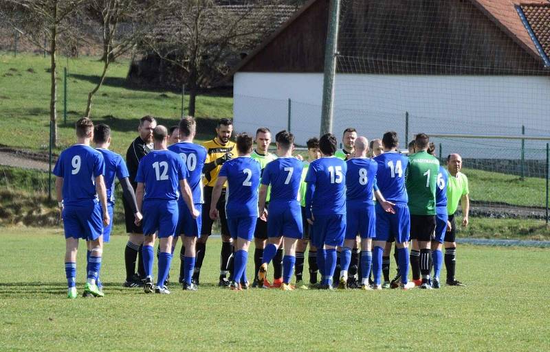 I. B třída, skupina B (15. kolo): SK Bolešiny (na snímku fotbalisté v modrých dresech) - TJ Sokol Štěnovice (zelení) 4:0.