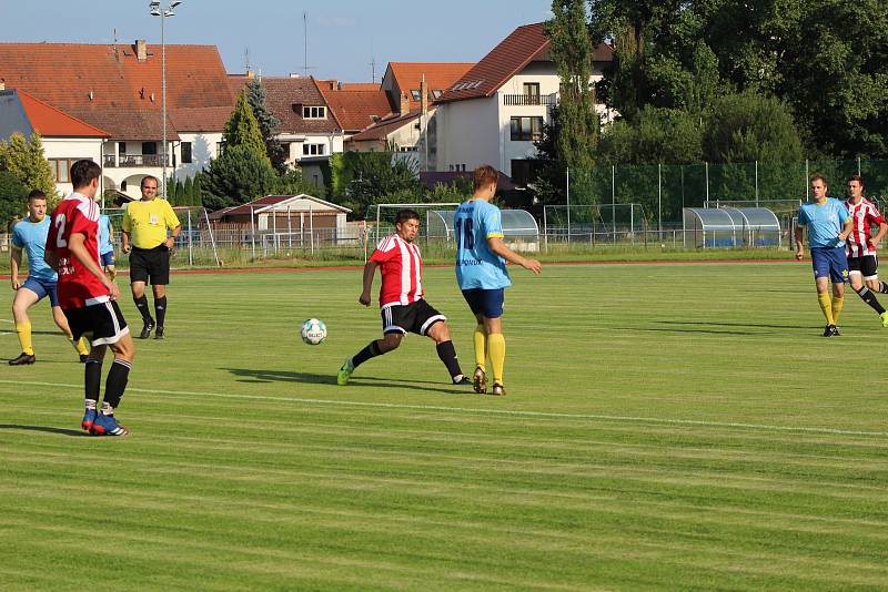 Nepomuk (na archivním snímku hráči v modrých dresech) se Lhotou dvakrát prohrávali, ale nakonec slavili vítězství 3:2.