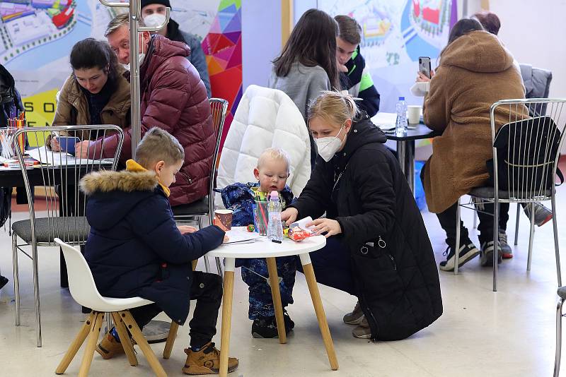 Ukrajinští uprchlíci v Krajském asistenčním centru pomoci Ukrajině v bývalém obchodním centru Prior na Americké třídě. Občané Ukrajiny si zde mohou vyřídit doklady potřebné k udělení víza, sjednat zdravotní pojištění nebo si zajistit ubytování.