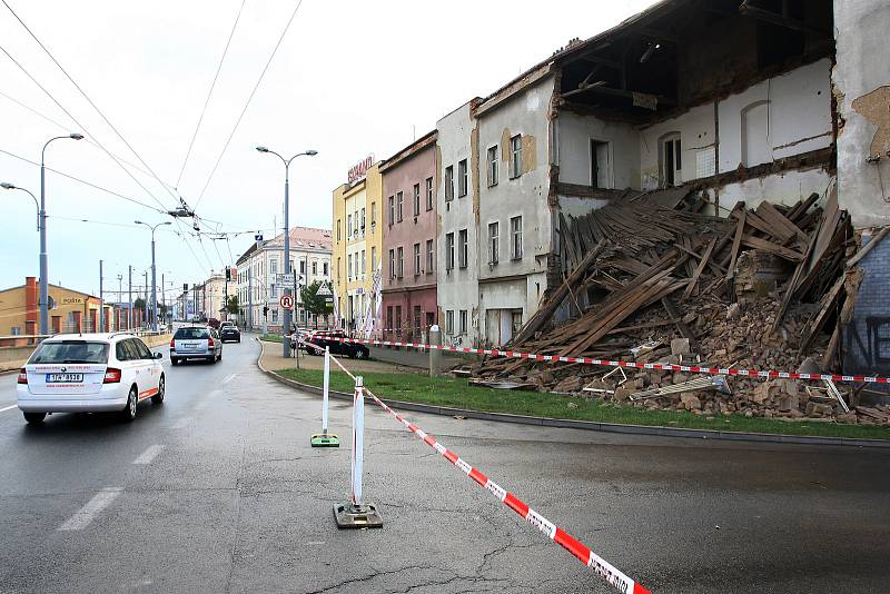 V noci došlo k samovolnému zřícení neobydleného domu v Plzni.