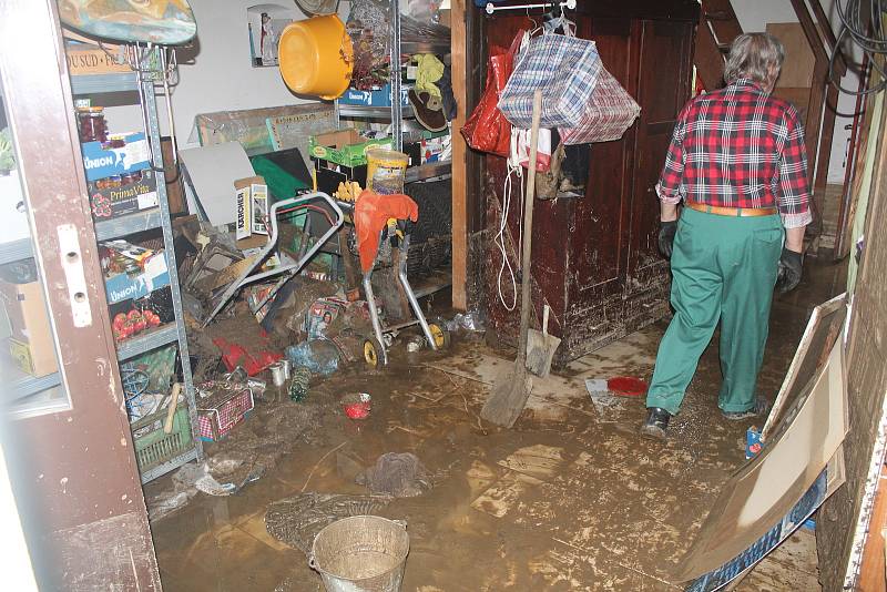 V Holostřevech odstraňují následky nedělní bleskové povodně.