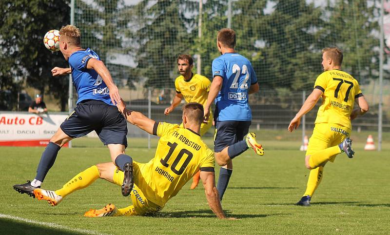 Fotbalisté FK ROBSTAV Přeštice (na snímku hráči ve žlutých dresech z podzimního utkání proti Domažlicím).