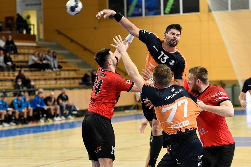 Talent Plzeň (v oranžovočerném) - Robe Zubří, 3. kolo Poháru EHF. Plzeňský milan Škvařil střílí na branku Zubří.