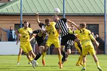 Fotbalisté FK Robstav (na archivním snímku hráči ve žlutých dresech) přivítají v rámci 7. kola FORTUNA ČFL Admiru Praha.