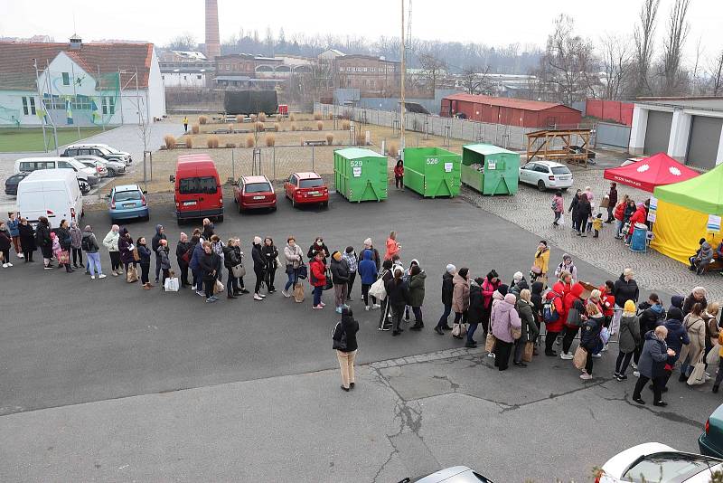 Uprchlíci stojí před plzeňským skladem v Cukrovarské ulici ve frontách, snímek je ze čtvrtečního rána.