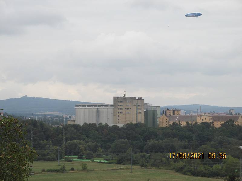 Fotografie průletu vzducholodi ZF Zeppelin od čtenářů Deníku.