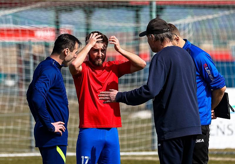 Fotbalisté FK ROBSTAV Přeštice (na archivním snímku hráči ve žlutých dresech) slaví pět kol před koncem letošního ročníku FORTUNA divize A postup do třetí ligy.