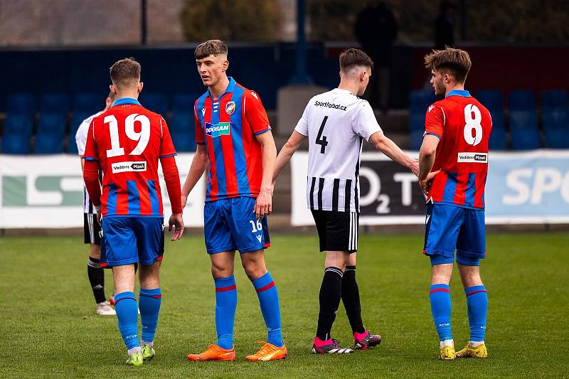 FORTUNA ČFL, skupina A (18. kolo): FC Viktoria Plzeň B (na snímku fotbalisté v červenomodrých dresech) - Admira Praha 0:0.