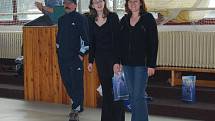 Julie Krausová, její dcera Veronika a švagr Bohuslav Havránek, ředitel memoriálu (zprava), předávali na konci turnaje ceny nejlepším týmům i jednotlivcům