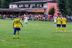 Ze zápasu 4. kola I. A třídy Plzeňského kraje mezi domácími Žichovicemi (v bílém) a Kaznějovem (0:2).