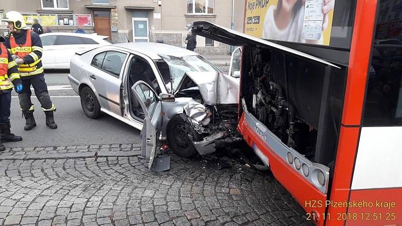 Nehoda osobního auta a autobusu v Částkově ulici v Plzni