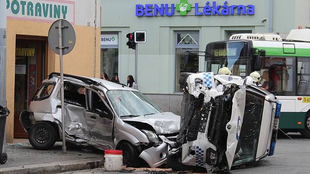 Nehoda vozu městské policie a osobního auta v Tylově ulici v Plzni