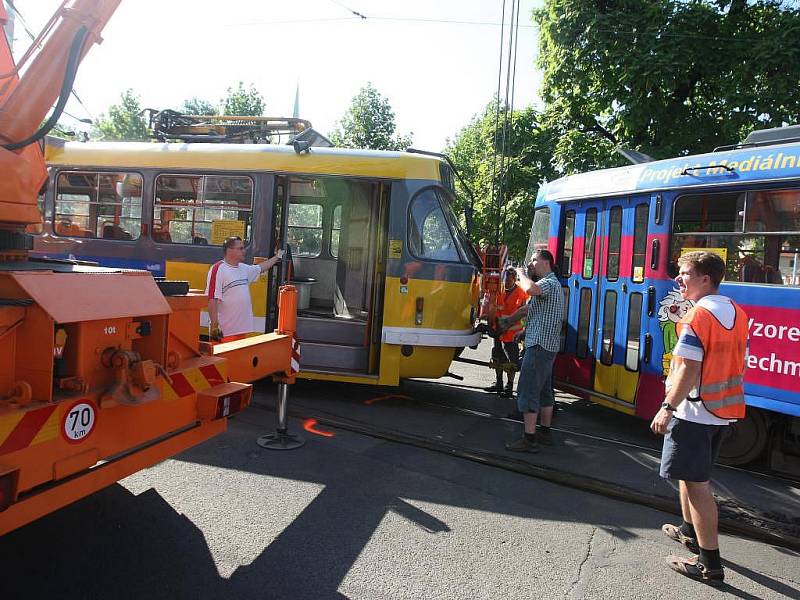 Kvůli extrémnímu horku vykolejila ve středu tramvaj přímo v centru Plzně U Zvonu. Pálící slunce totiž zapříčinilo vyboulení kolejí