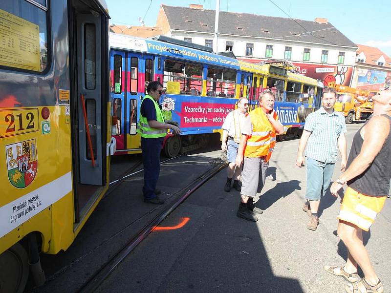 Kvůli extrémnímu horku vykolejila ve středu tramvaj přímo v centru Plzně U Zvonu. Pálící slunce totiž zapříčinilo vyboulení kolejí