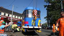 Kvůli extrémnímu horku vykolejila ve středu tramvaj přímo v centru Plzně U Zvonu. Pálící slunce totiž zapříčinilo vyboulení kolejí