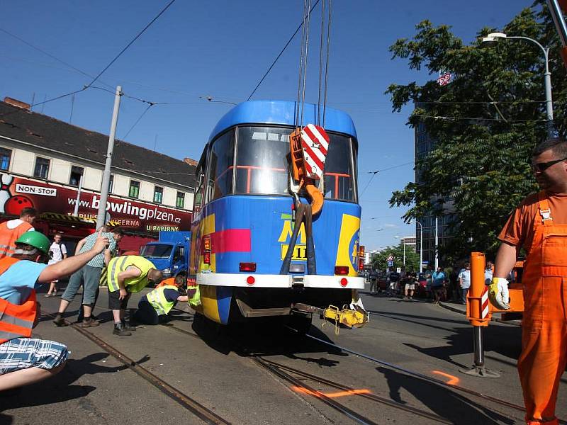 Kvůli extrémnímu horku vykolejila ve středu tramvaj přímo v centru Plzně U Zvonu. Pálící slunce totiž zapříčinilo vyboulení kolejí