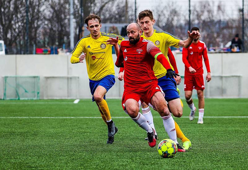 Fotbalisté SK Petřín Plzeň (na archivním snímku hráči v červených dresech) prohráli s Újezdem 2:4 a v letošním ročníku MOL Cupu končí už v předkole.