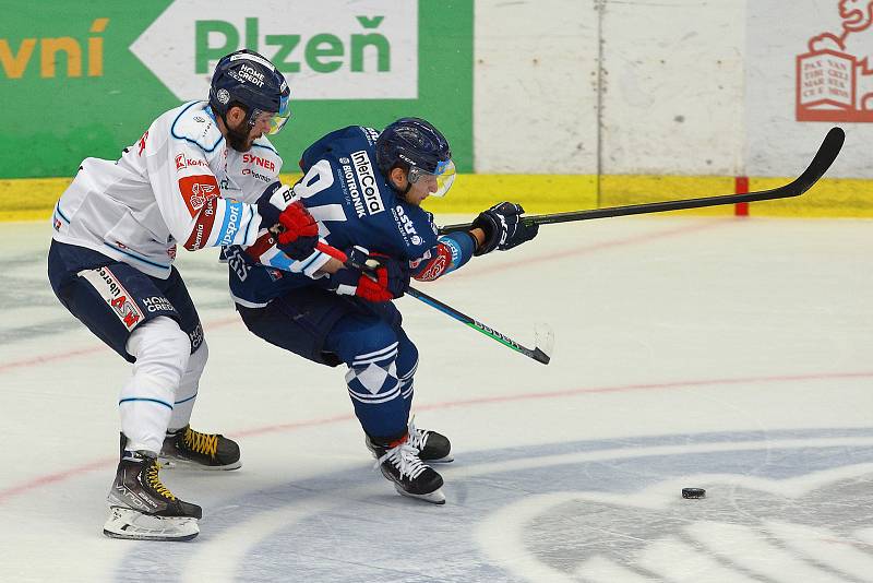 Ze zápasu 11. kola hokejové Tipsport extraligy HC Škoda Plzeň (v modrém) -  Bílí tygři Liberec 3:1