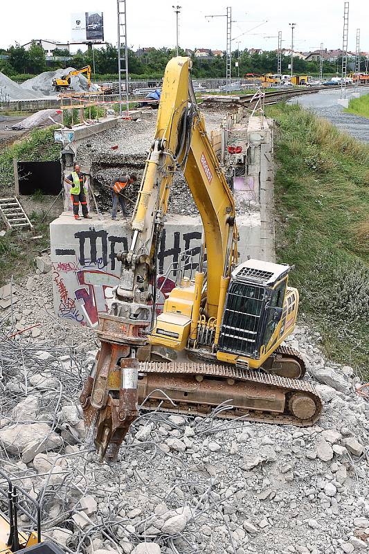 Demolice železničního mostu a vložení mostního provizoria mezi Bručnou a Koterovem je součástí prováděné modernizace železniční trati mezi Plzní a Nepomukem.