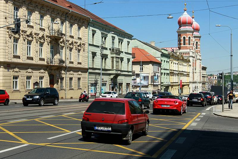 Na hlavních plzeňských křižovatkách je nově instalováno vodorovné dopravní značení, upozorňující řidiče na ponechání volného prostoru v křižovatkách. Snímek je z Klatovské třídy.