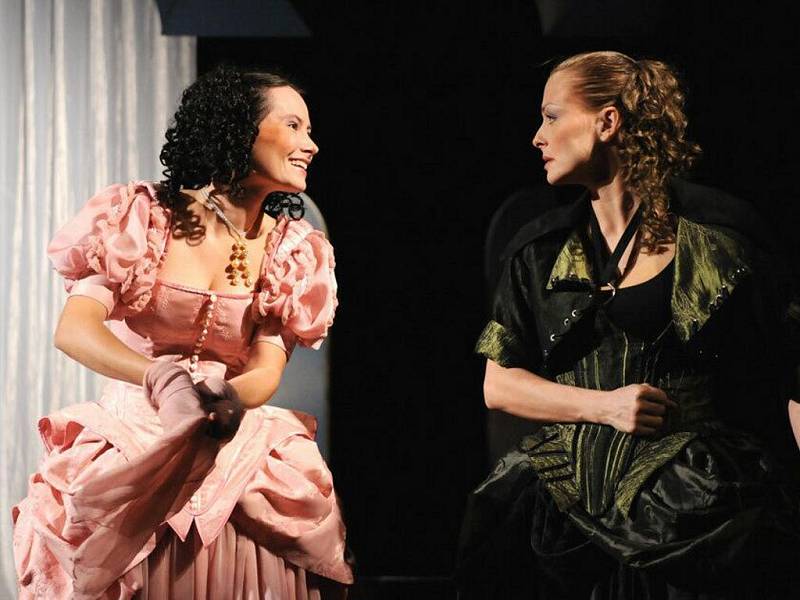 Andrea Černá v titulní roli Kateřiny (vpravo) a Klára Kovaříková jako její sestra Bianka v nové plzeňské inscenaci Shakespearovy komedie Zkrocení zlé ženy
