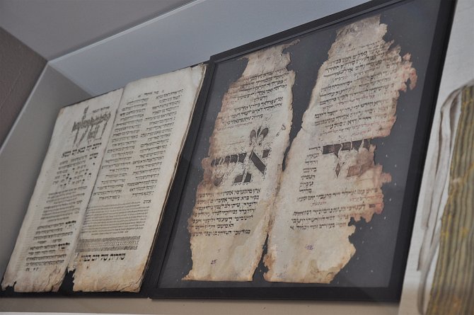 Výstava v Západočeském muzeu v Plzni představuje nálezy z půd českých a moravských synagog