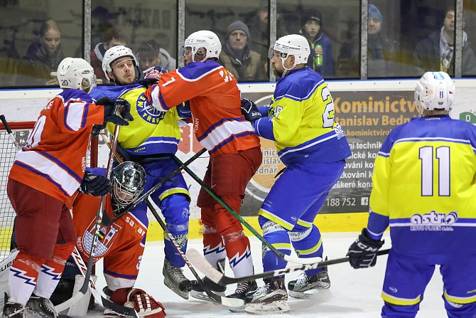 O víkendu odstartovala krajská hokejová liga Karlovarského a Plzeňského kraje (archivní snímek). 
