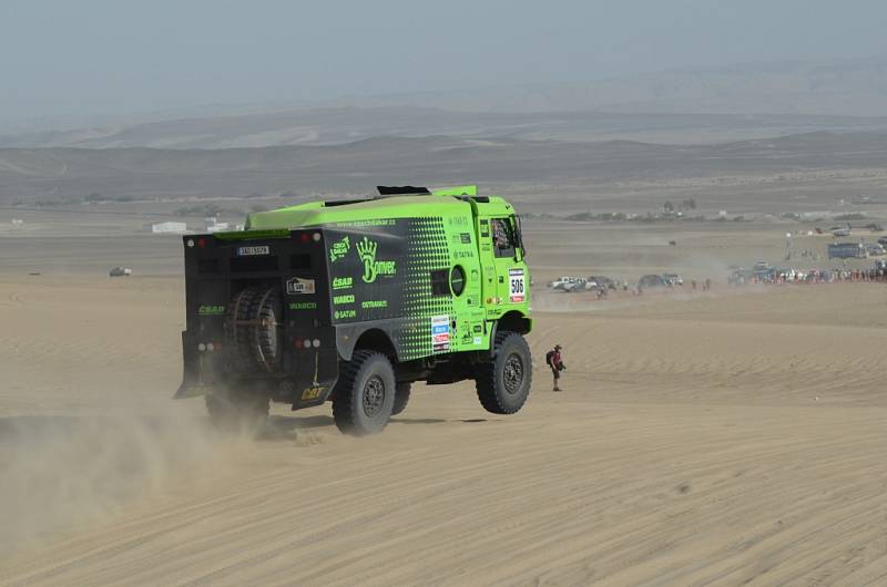 Kaskadérským kouskům se trio Kolomý-Kilián-Kilián z Czech Dakar Teamu snažilo se svou tatrou vyhýbat. 