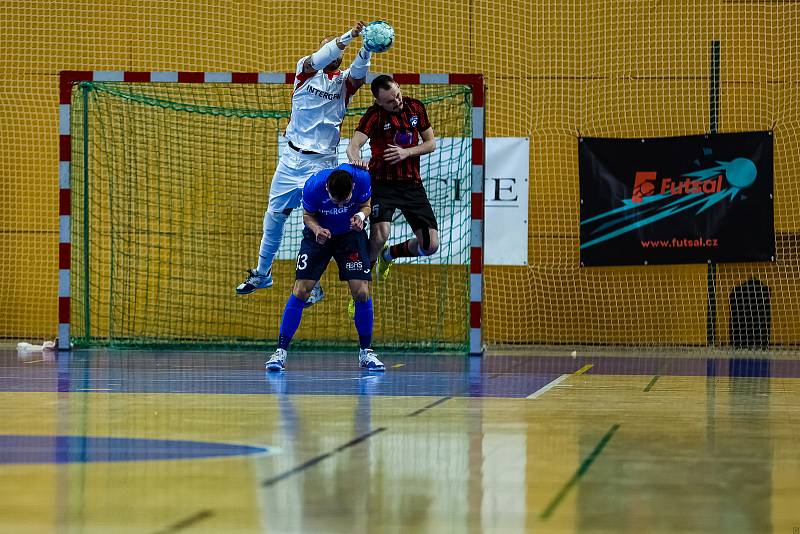 Interobal Plzeň - Chrudim (v modrém), 2. finále play-off 1. Futsal ligy, 6. května 2022.