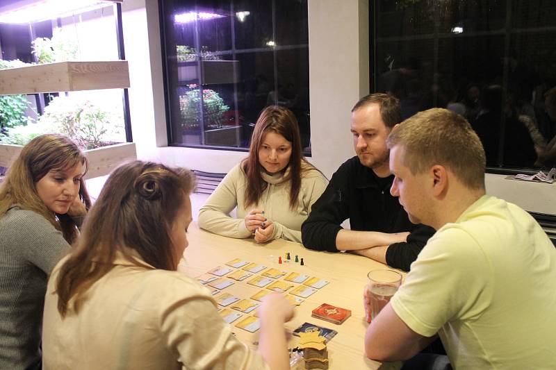 V Café Papírna se v sobotu večer sešli hráči deskových her