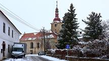 Původně farní, dnes filiální kostel Nejsvětější Trojice v Jezné na severním Plzeňsku je chráněnou kulturní památkou.