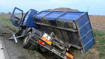Nehoda osobního a nákladního auta mezi Zbůchem a Líněmi. Řidič osobního Citroënu při nehodě zemřel
