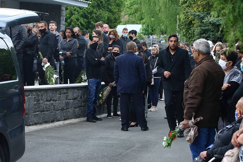 Rodina a blízcí se v pátek rozloučili s oběťmi tragické dopravní nehody osobního auta a vlaku u Kamenného Újezdu na Plzeňsku. Poslední rozloučení proběhlo na hřbitově v Nýřanech.