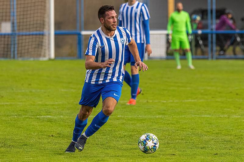 Fotbalisté FK Nepomuk (na archivním snímku hráči v růžových dresech) hrají ve sváteční pátek na Petříně.