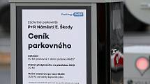 Parkoviště, vzniklé rekonstrukcí stávající odstavné plochy u autobusového nádraží na náměstí Emila Škody v Plzni, je od  1. února zpoplatněné. Jde o druhé P+R parkoviště ve městě, kde parkovací lístek slouží jako jízdenka do MHD.