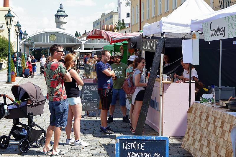 Návštěvníci gastrofestivalu Street Food Plzeň v pivovaru Prazdroj mohli ochutnat ze široké nabídky asijských specialit, čerstvých ryb, šťavnatých burgerů, tradičních pokrmů z dalekých zemí, ale i sladkých dezertů a plzeňského piva.